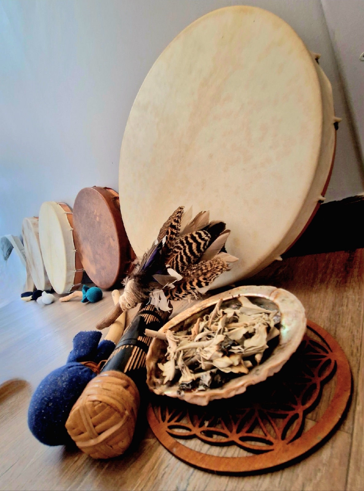 Tambour, plumes et sauge — instruments rituels de Céline